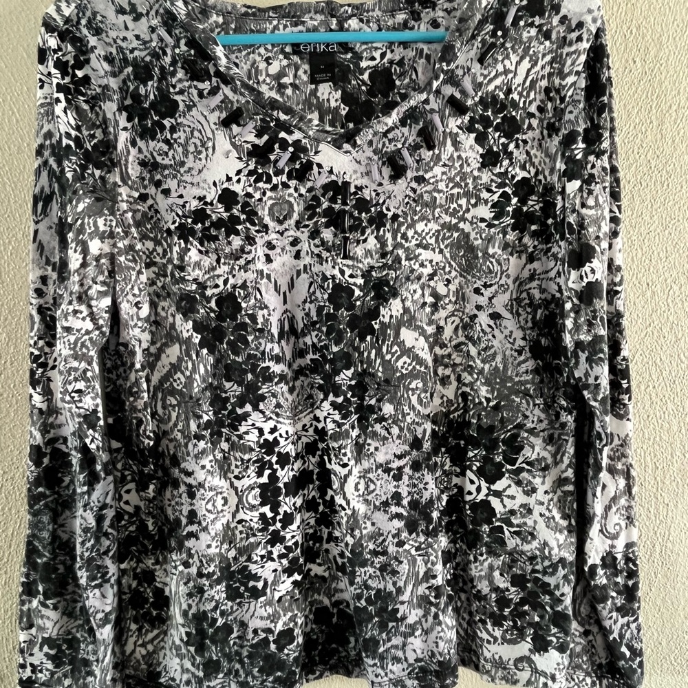 Erika, size Medium, black and white